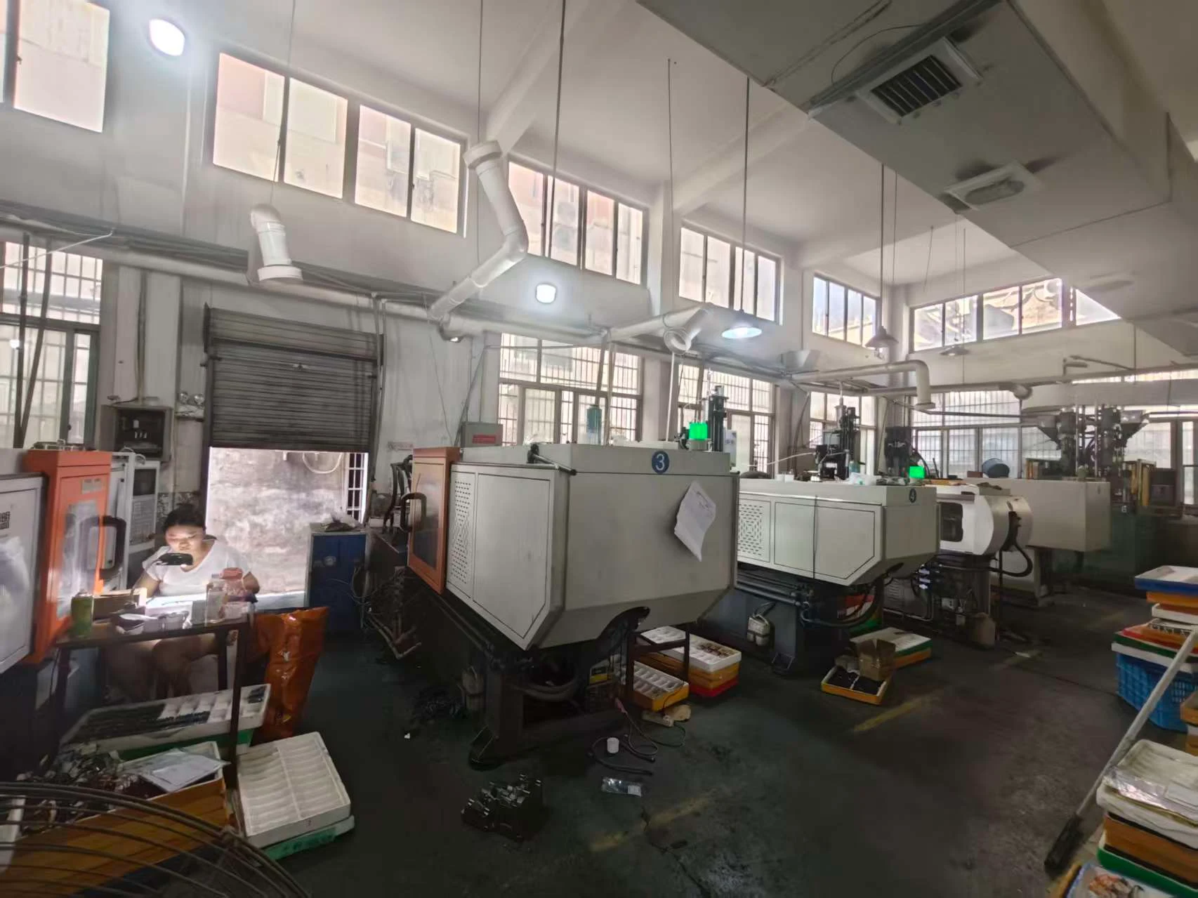 Professional injection molding facility for durable plastic and TR90 eyewear production.