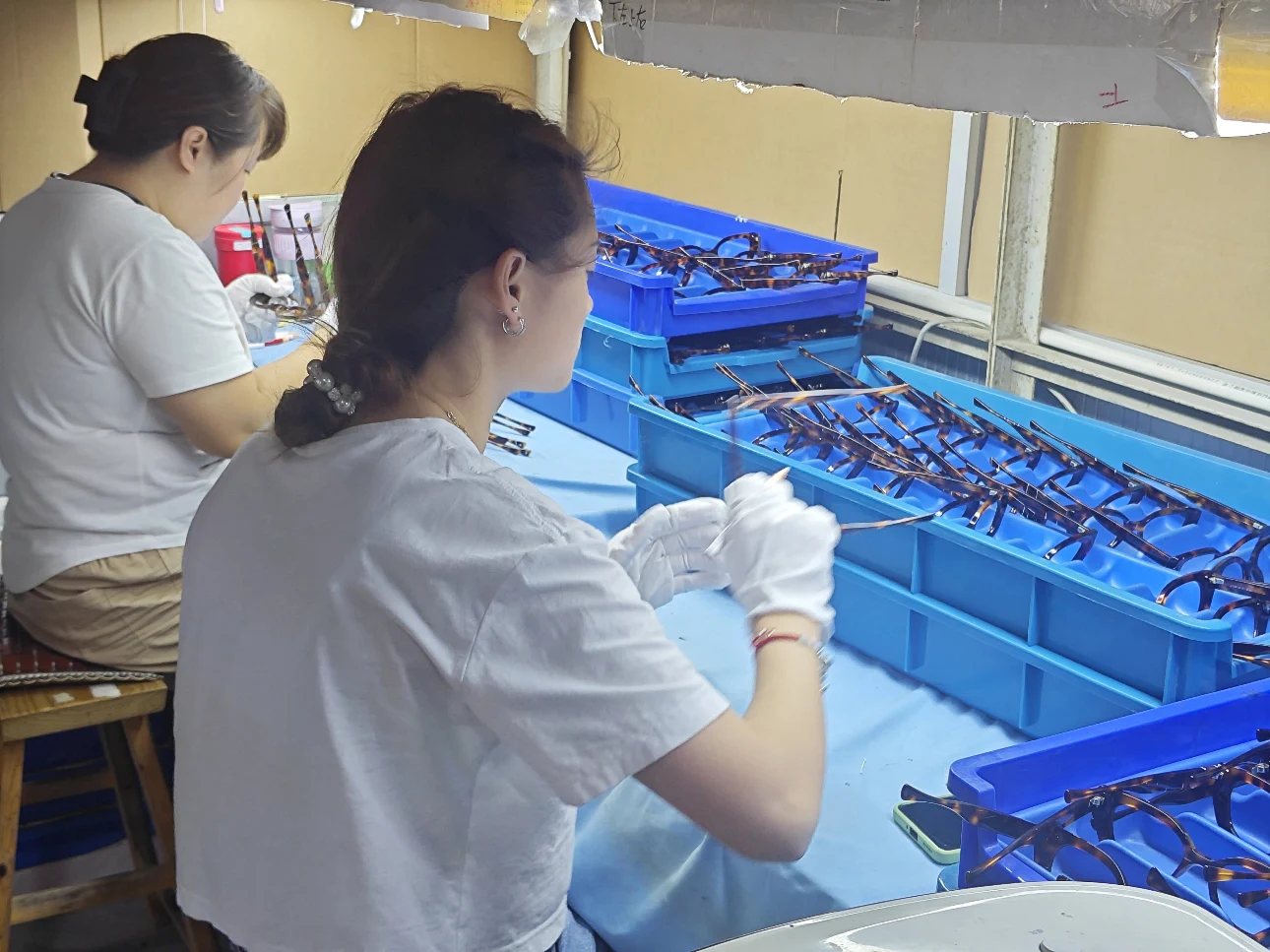 Strict quality control and manual inspection of acetate frames to ensure international standards.